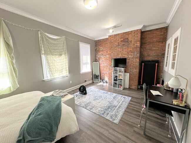 Building Photo - 2221 Jane St