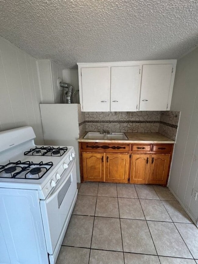 Building Photo - 1 bed 1 bath , gas and water paid, you pay only electric!