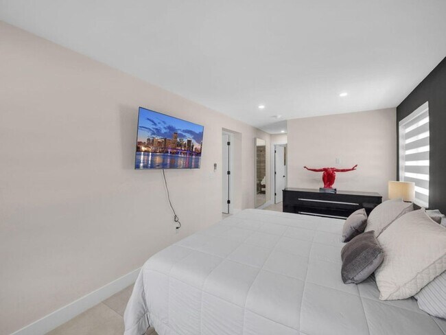 Building Photo - 520 NE 135th St