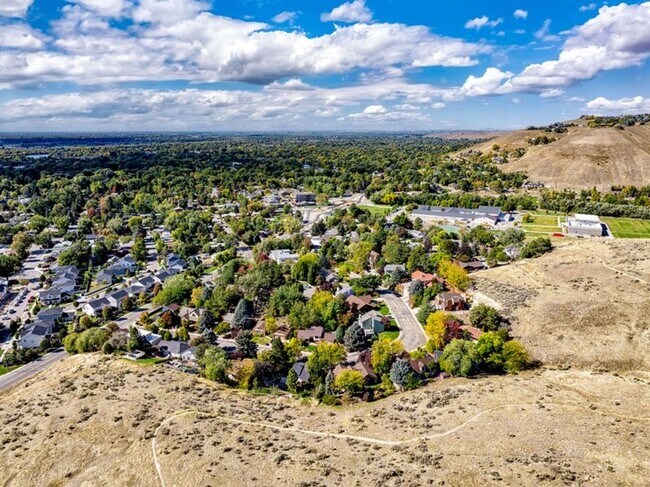 Building Photo - Cozy Hillside Boise Beauty Available 1/1/26!