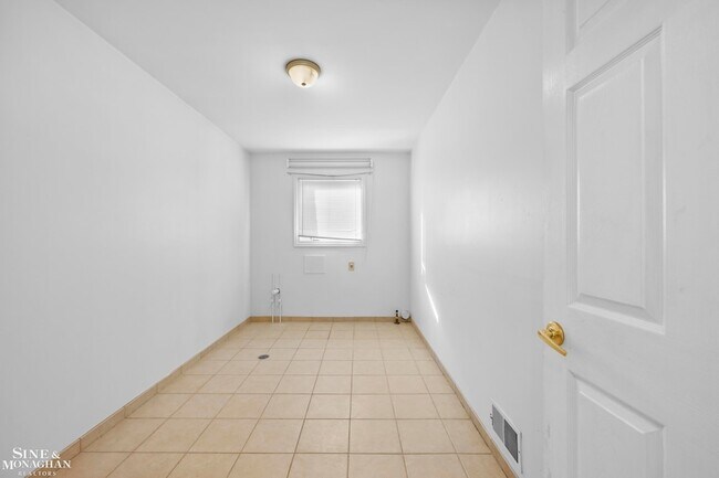 Building Photo - 904 Trombley Rd