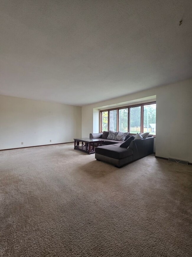 Building Photo - Spacious Four Bedroom Home!