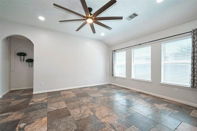 Building Photo - 2819 Lakecrest Way Dr