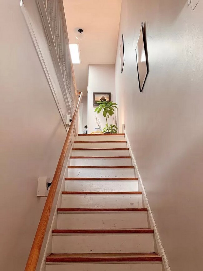 Building Photo - 2223 Parkwood Ave