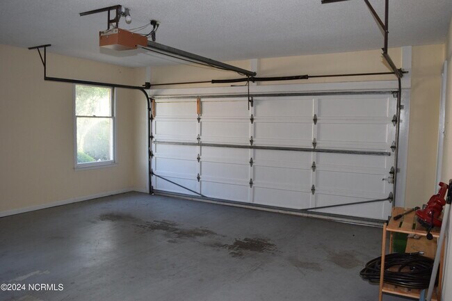Building Photo - 120 Racquet Ln
