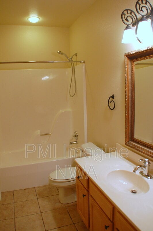 Building Photo - 4747 Mayflower Ct