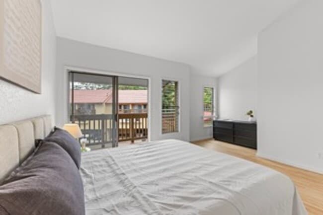 Building Photo - Windward Estates #M102