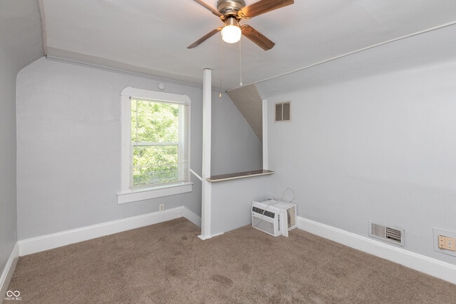 Building Photo - 330 N Holmes Ave