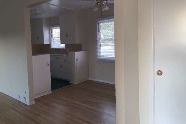 Building Photo - 14225 Riverside Dr