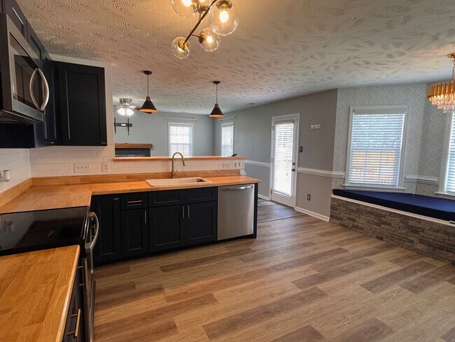 Building Photo - Avail NOW'n ROCK CREEK!