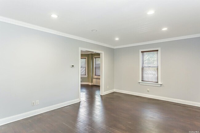 Building Photo - 10 Dosoris Way