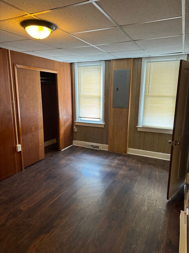 Building Photo - 3 bedroom, 1 bath, 2 story single family house