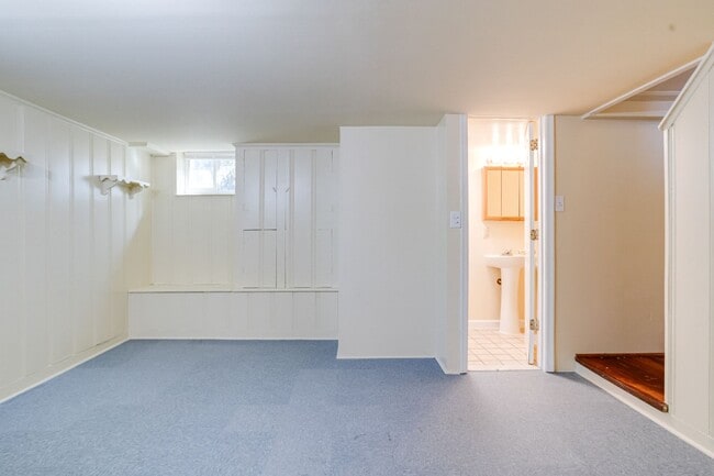 Building Photo - Charming End-Unit Townhome
