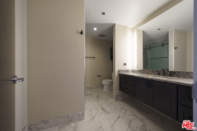 Building Photo - 1100 S Hope St