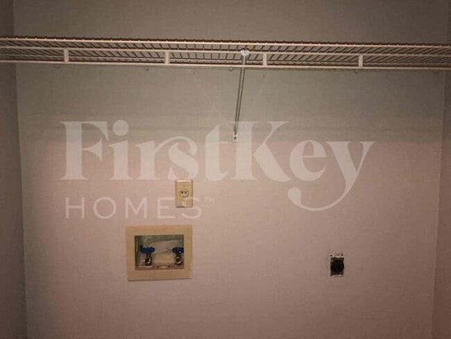 Building Photo - 5923 Willow Springs Dr