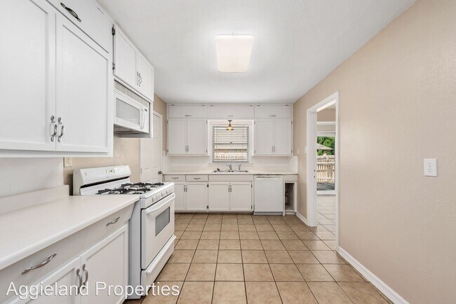 Building Photo - 2 br, 1 bath House - 3801 Ridgewood