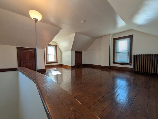 Building Photo - 1105 Queen St