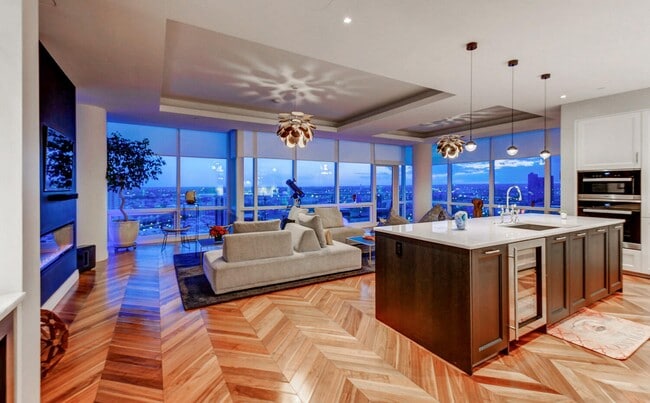 Building Photo - 300 International Drive