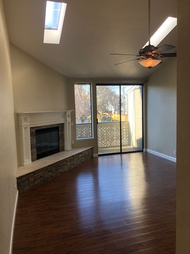 Building Photo - 2Br/2Ba - 1 Car Garage Townhouse in the He...