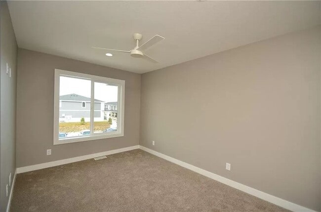 Building Photo - 660 SE Greyson Ln