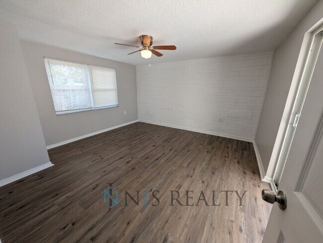 Building Photo - 1203 Maybury Dr