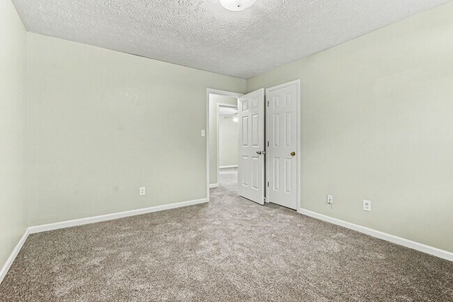 Building Photo - 3030 Green Meadow Ln