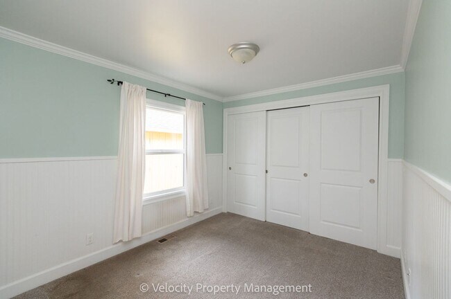 Building Photo - Charming Westside Cottage