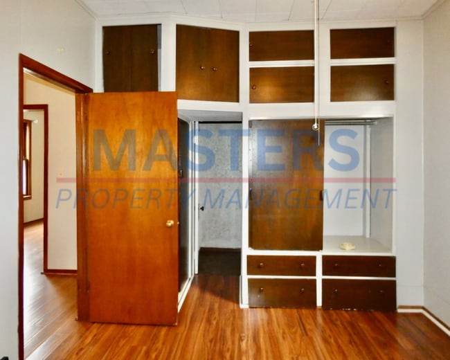 Building Photo - Spacious Rental | Convenient Central Location