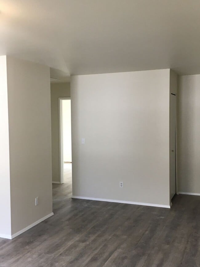 Building Photo - w3058