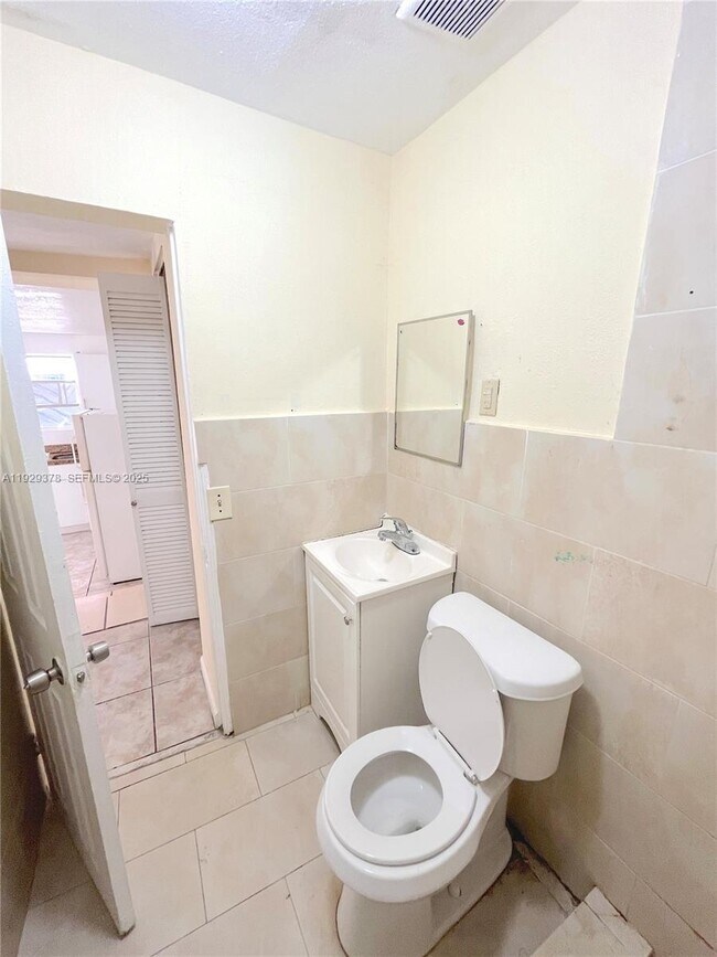 Building Photo - 236 E 14th St