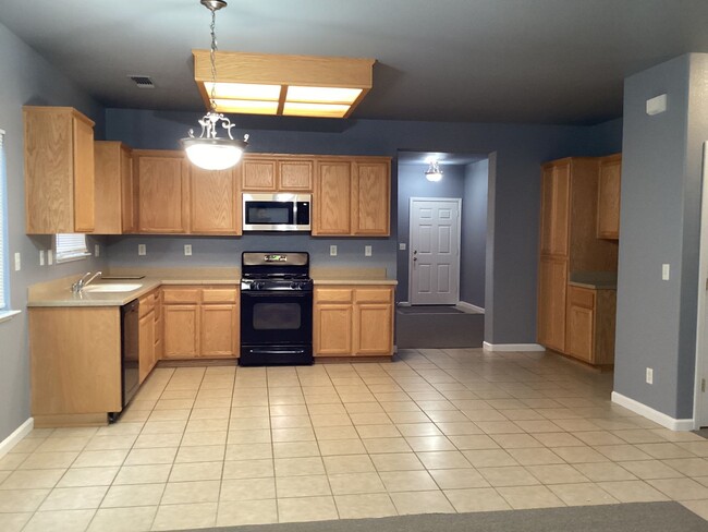 Building Photo - 3 bedroom 2 bath 1612 sq ft home located i...