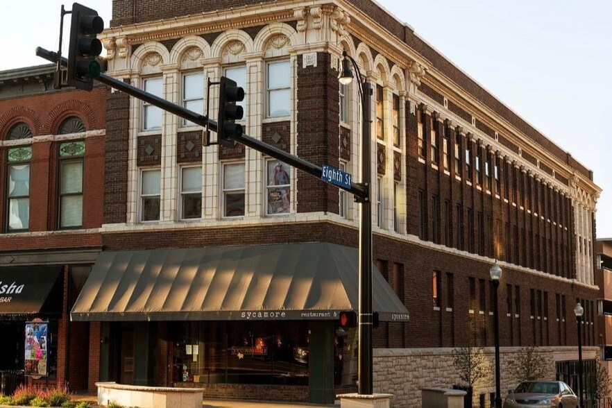Building Photo - 802 E Broadway