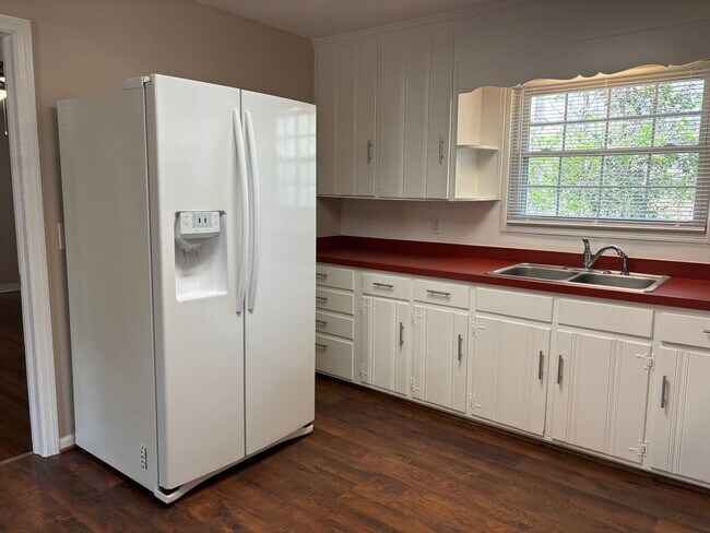 Building Photo - 3 BED, 2 BATH BRICK HOME IN ASHEBORO!