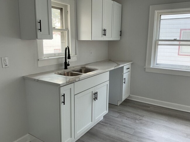 Building Photo - 4 Bedroom Single Family Home