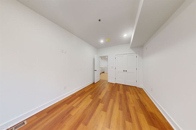 Building Photo - 3 br, 3 bath Triplex - 2554 FRANKFORD AVE ...