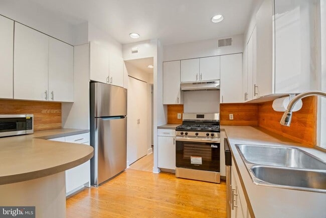 Building Photo - 1522 Swann St NW