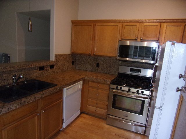 Building Photo - Canyon Ranch Condo in Gated Community.