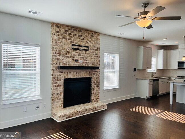 Building Photo - 371 Crestbrook Ln