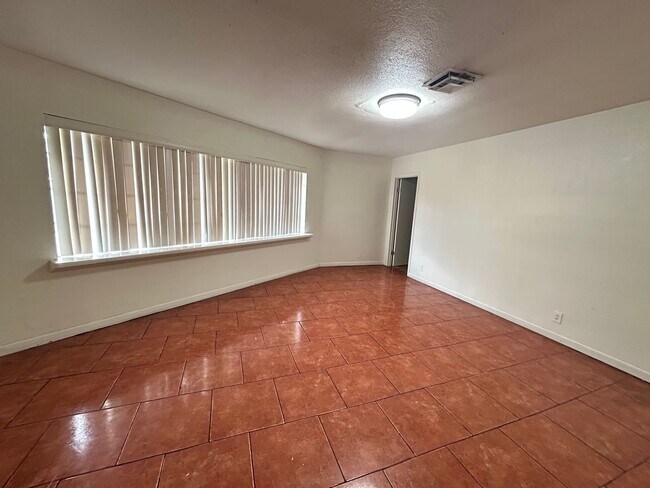 Building Photo - No Hoa! Single Story House with 4 Bedrooms 2 Bathrooms!