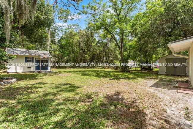 Building Photo - Spacious 3 Bed/1 Bath Home with Fenced Yar...