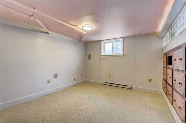 Building Photo - 3028 N Murray Ave