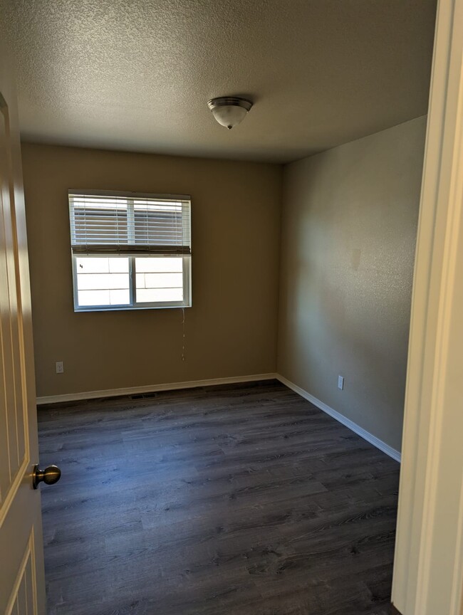 Building Photo - 2418 Ellingwood Dr