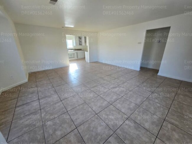 Building Photo - 3 bedroom/ 2 bathroom home