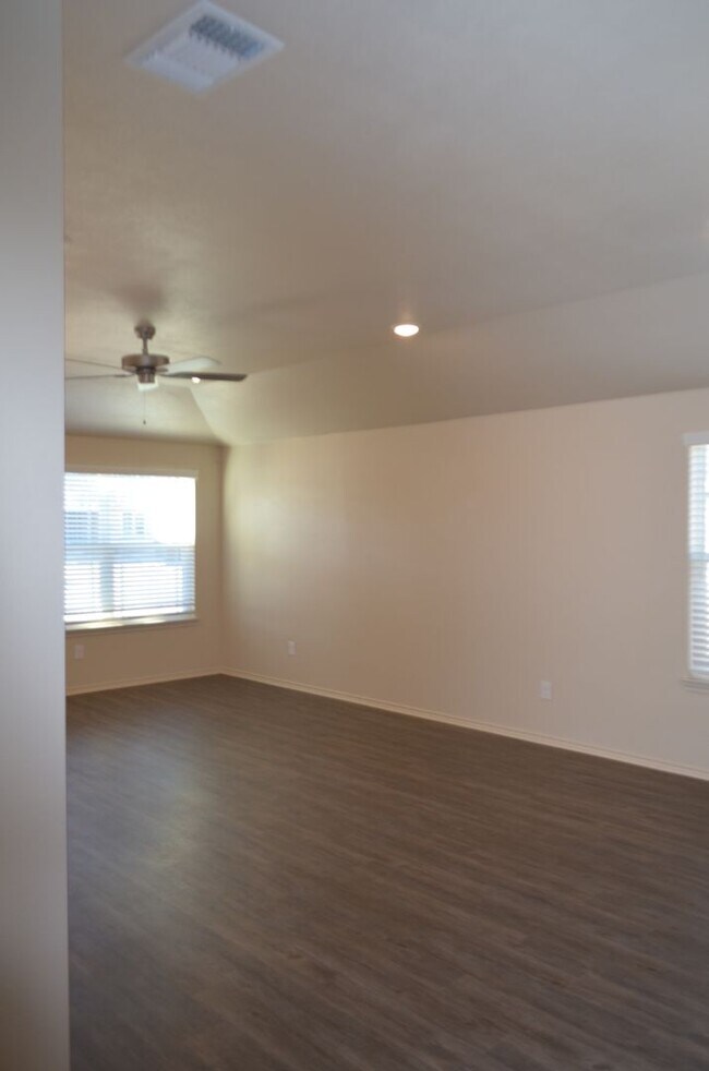 Building Photo - 1713 Clovis Dr