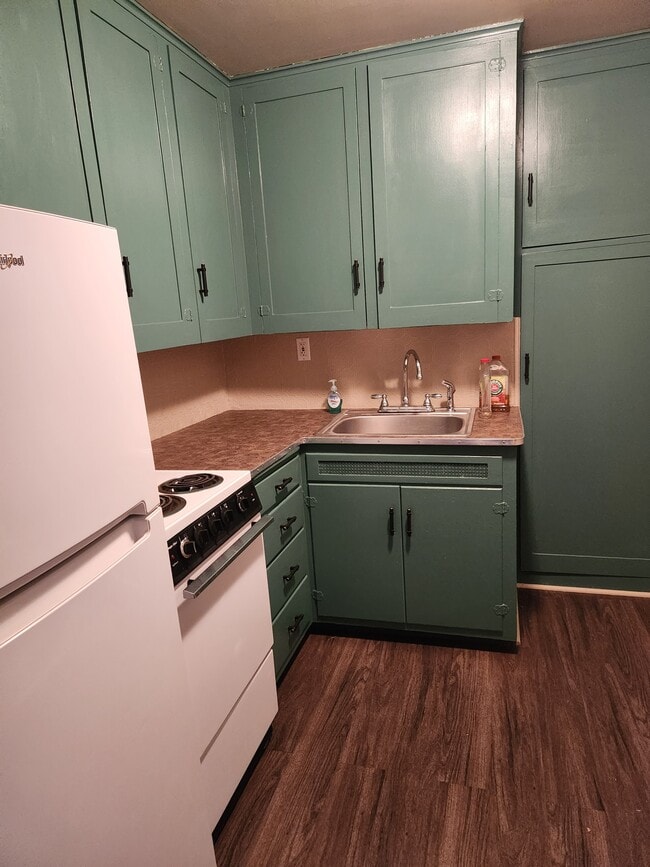 Kitchen - 807 Main Ave
