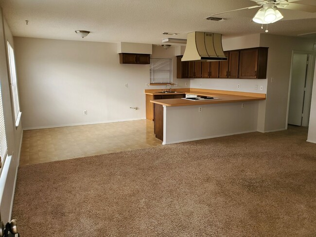 Building Photo - AVAILABLE NOW!!! Cozy 2 bedroom, 2 bath ha...