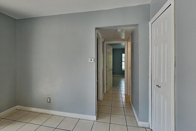 Building Photo - 420 Dollins St