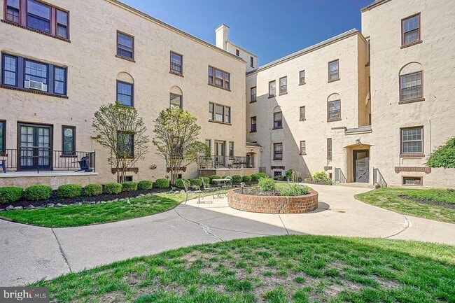 Building Photo - 210 E Maple Ave