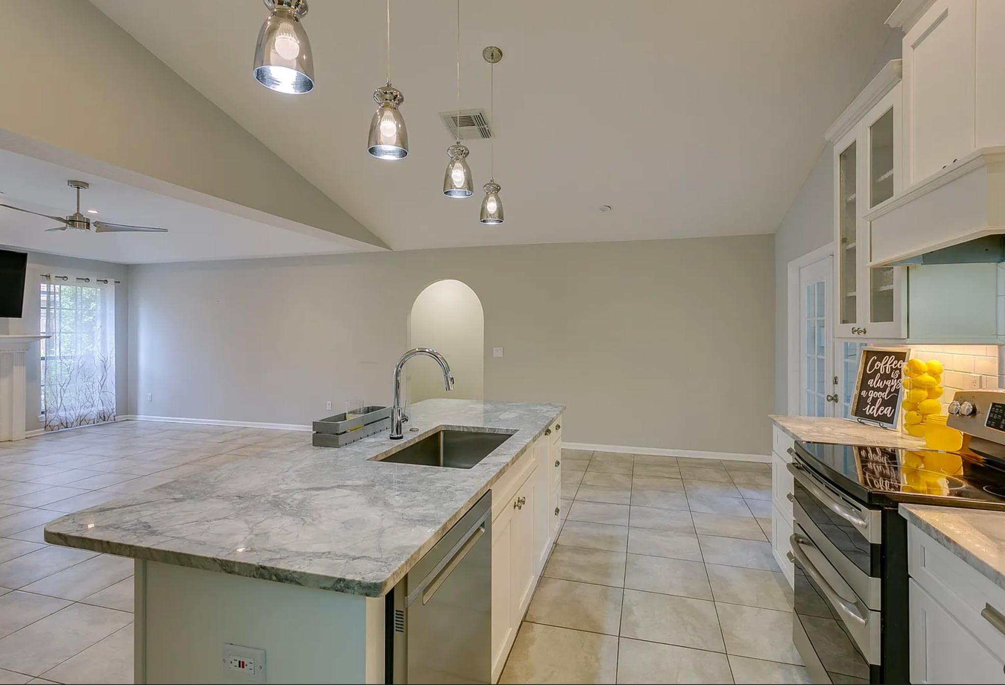 Huge open living space - 4430 Autumn River Rd E