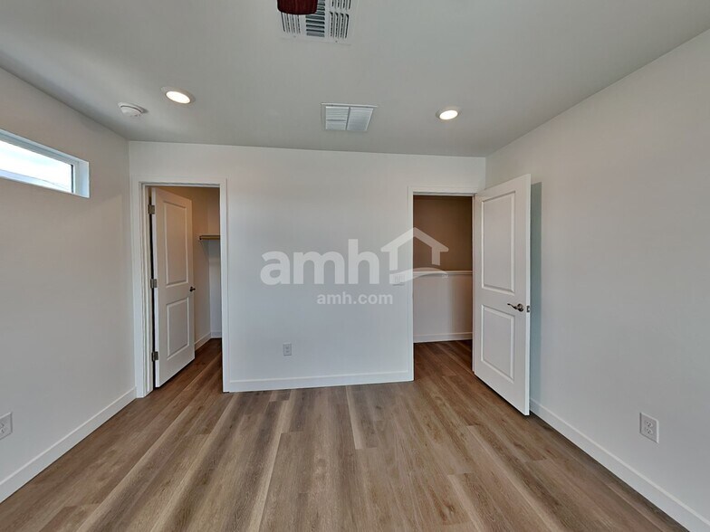 Building Photo - 6179 W Calle Lingo